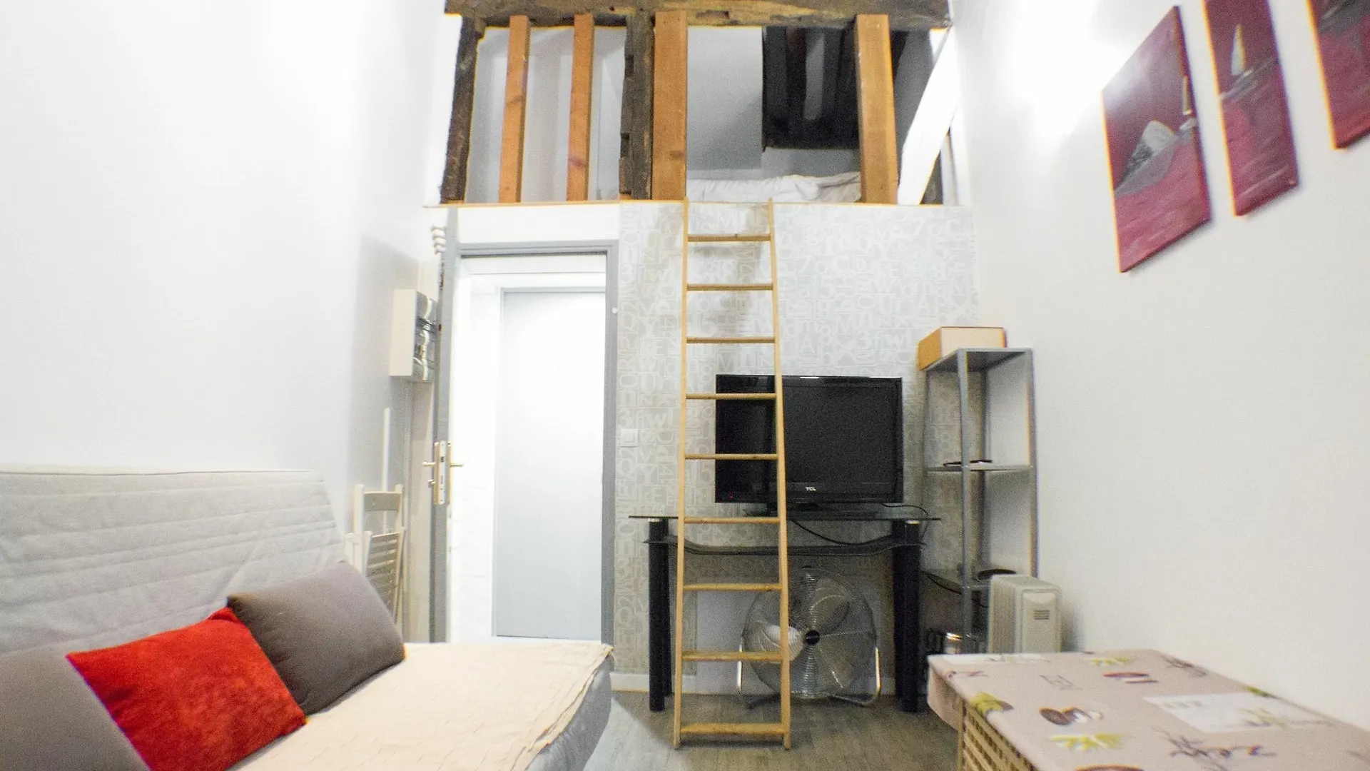 Petit Pompidou Apartment Paris